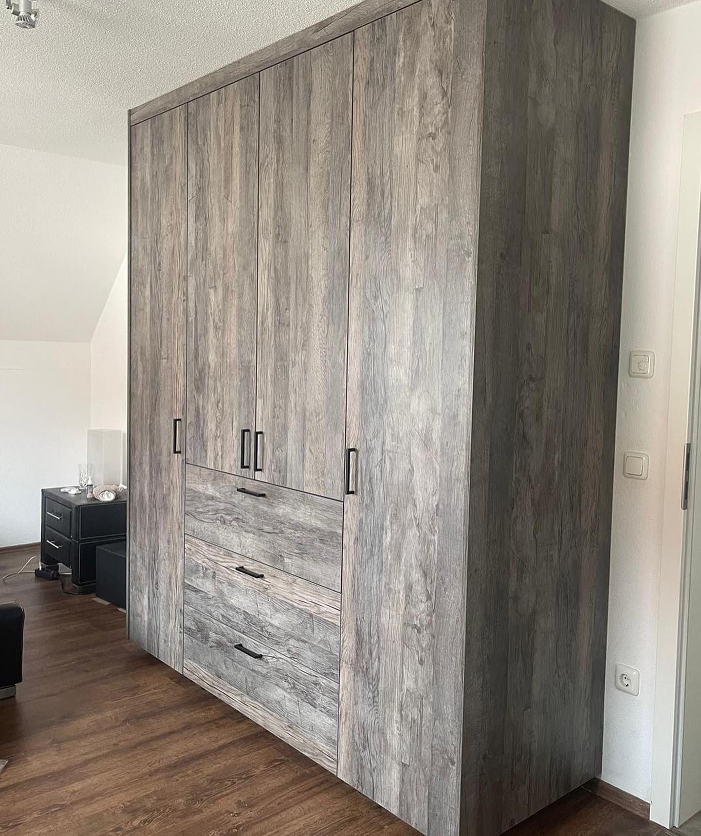 Raumhoher Einbau-Kleiderschrank in grauer Altholz-Optik