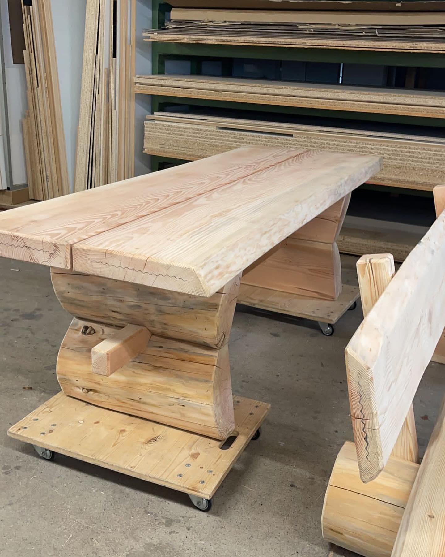 Massivholztisch und Bänke in der Werkstatt