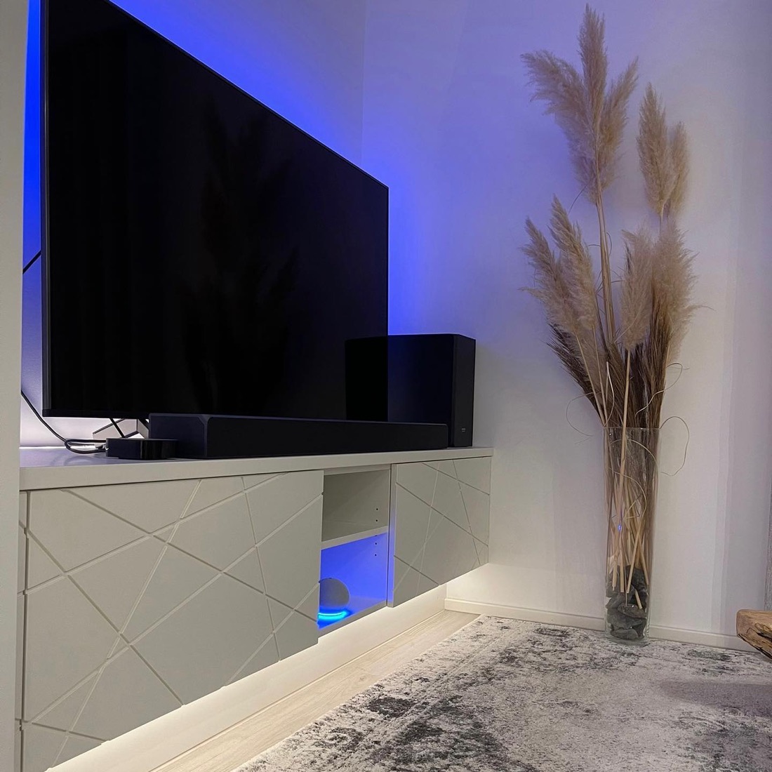 TV-Lowboard mit indirektem Licht am Abend