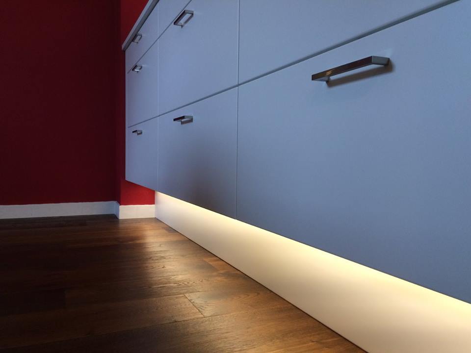 LED-Sockellicht über Parkettboden